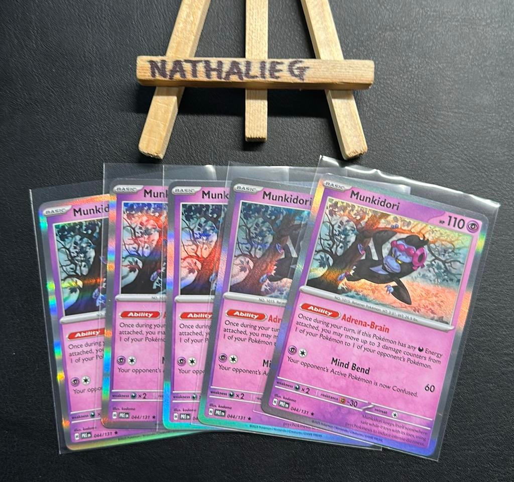 Munkidori holo 044/131 Pokemon Prismatic Evolutions, Ophalen of Verzenden, Nieuw, Losse kaart