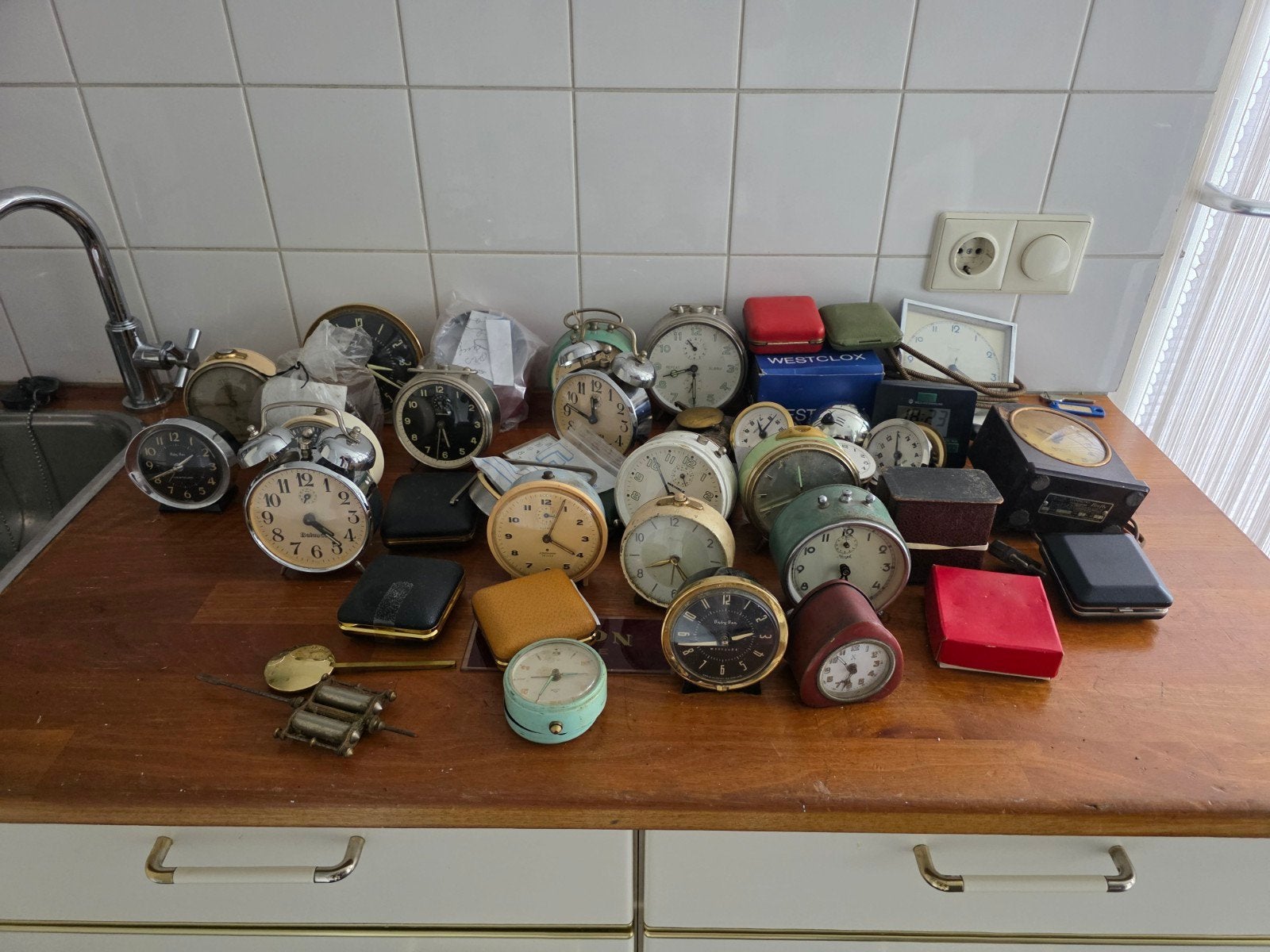 Doos oude wekkers diverse soorten, Antiek en Kunst, Antiek | Klokken, Ophalen