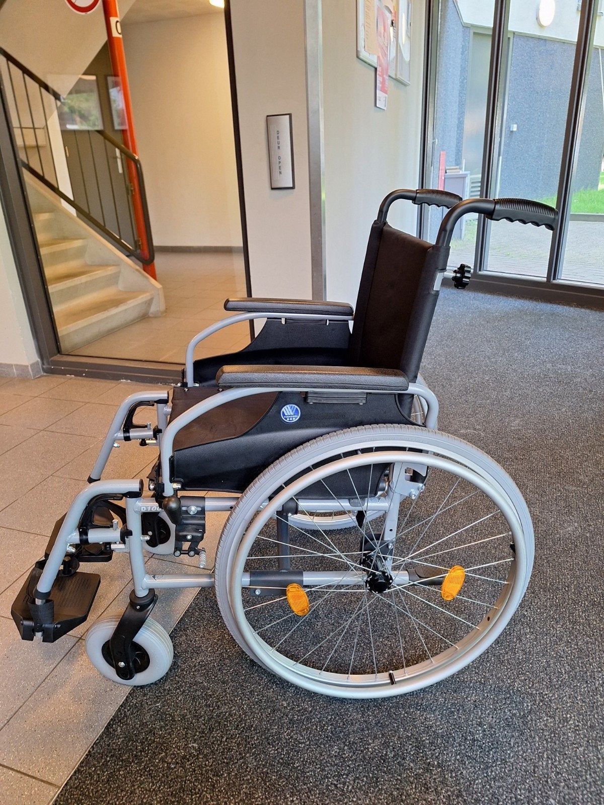 Rolstoel Lichtgewicht aluminium lees beschrijving nieuwstaat, Diversen, Ophalen of Verzenden, Inklapbaar, Zo goed als nieuw, Duwrolstoel