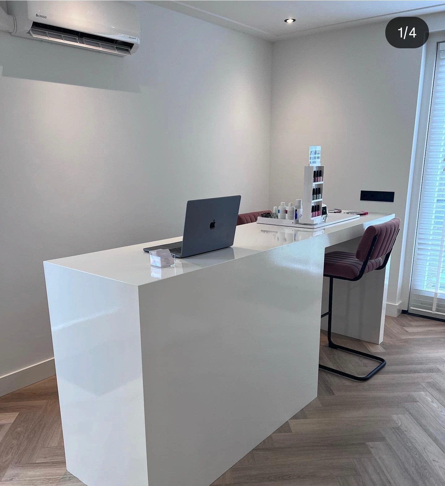 Moderne witte manicuretafel met stoelen voor salon, Zakelijke goederen, Receptie of Entree, Ophalen of Verzenden, Gebruikt, Bureau