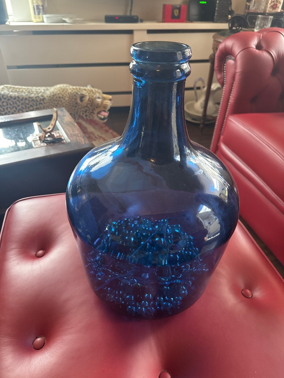 Grote blauwe fles/vaas met knikkers - 42 cm hoog, Ophalen