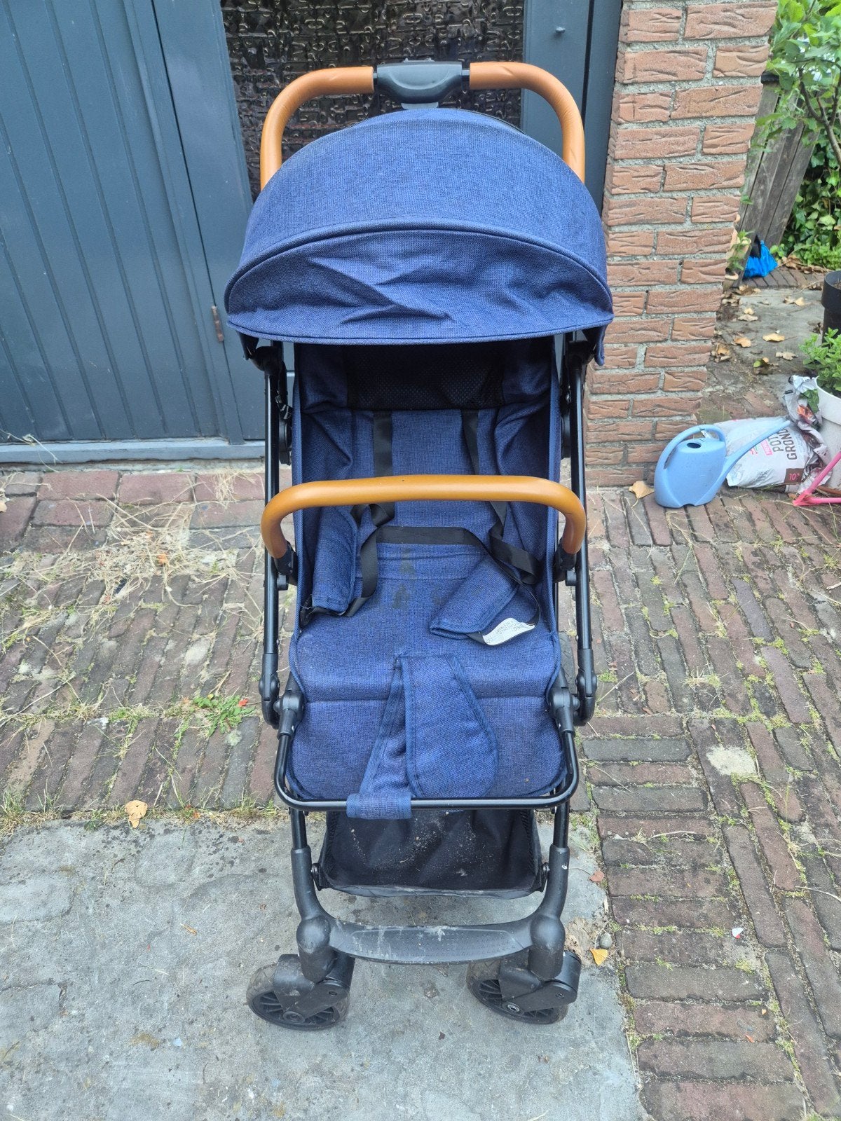 Buggy - Blauw met bruine handvatten, Kinderen en Baby's, Buggy's, Gebruikt, Overige merken, Zonnekap, Ophalen of Verzenden