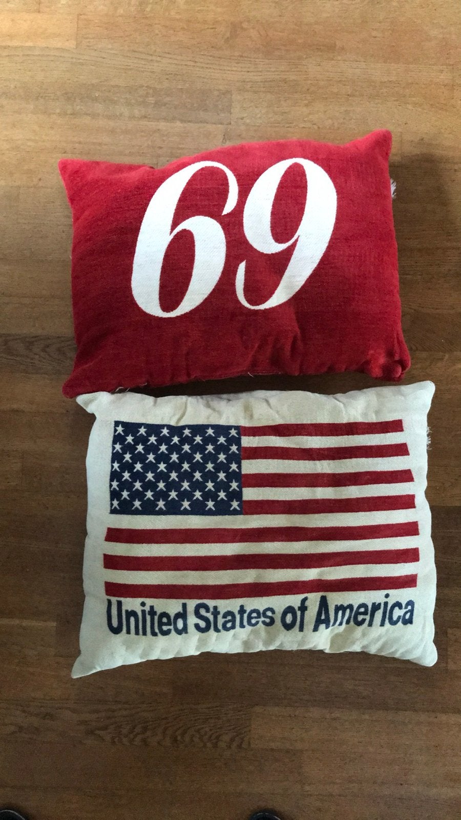 Set van 2 sierkussens: Amerika vlag en rood '69' kussen, Huis en Inrichting, Woonaccessoires | Kussens, Overige merken, Gebruikt
