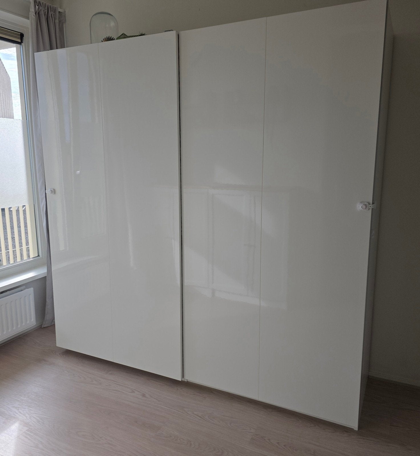 IKEA PAX kast met witte hoogglans schuifdeuren (geen inhoud), Huis en Inrichting, Kasten | Kledingkasten, Ophalen, Gebruikt, 200 cm of meer