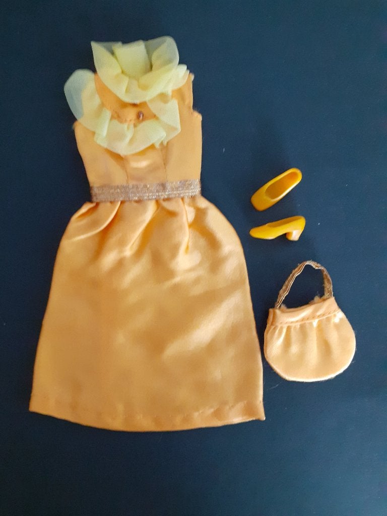 Vintage Barbie Fashion "Golden Glitter" (1972), Verzamelen, Poppen, Ophalen of Verzenden, Zo goed als nieuw, Kleertjes