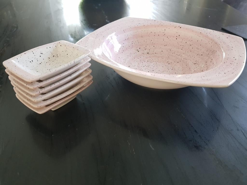 Grote schaal en 6 kleine pinda schaaltjes roze, Ophalen of Verzenden, Overige stijlen, Glas, Schaal of Schalen