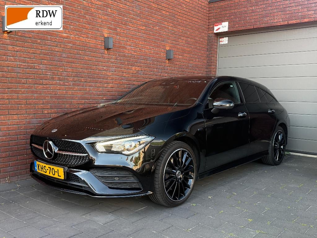 Mercedes-Benz CLA-klasse Shooting Brake 250 e Amg 360 camera, Auto's, Mercedes-Benz, CLA, 4 cilinders, 1650 kg, Zwart