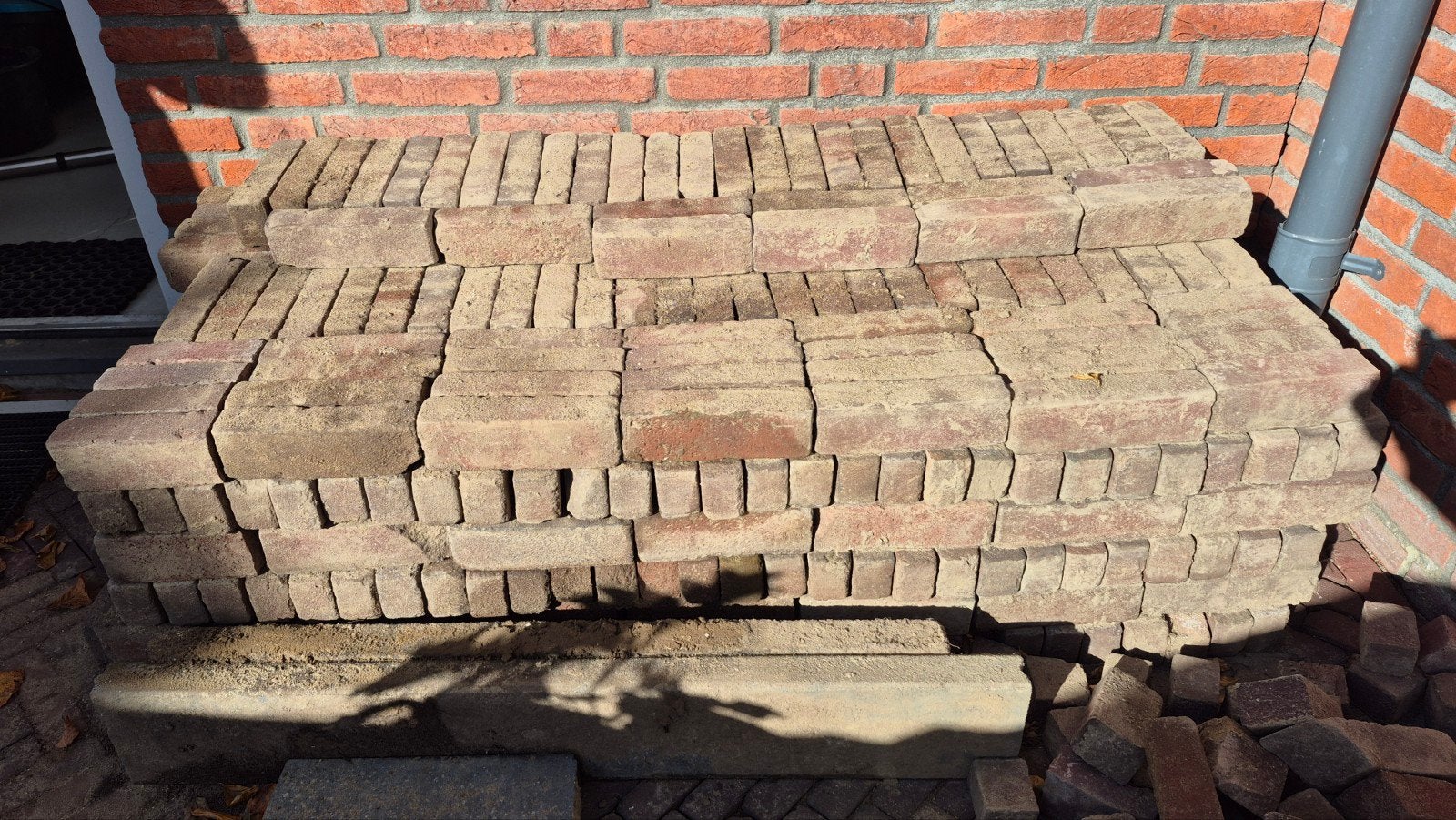 5,5 m² Gebakken waaltjes donkerrood/bruin + 2,2m betonbanden, Tuin en Terras, Ophalen, Gebruikt, Overige materialen
