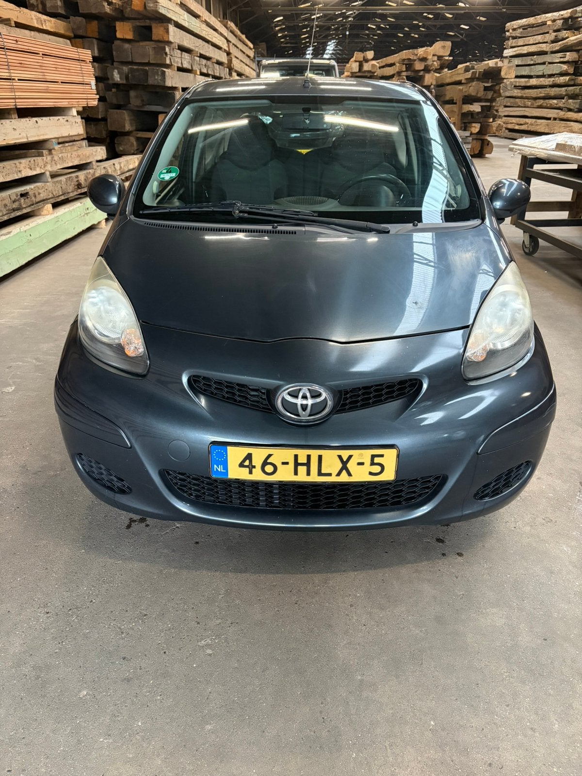Toyota Aygo 1.0 12V Vvt-i 3DRS MMT 2009 Grijs, Auto's, Toyota, Voorwielaandrijving, Stof, Zwart, Elektrische ramen