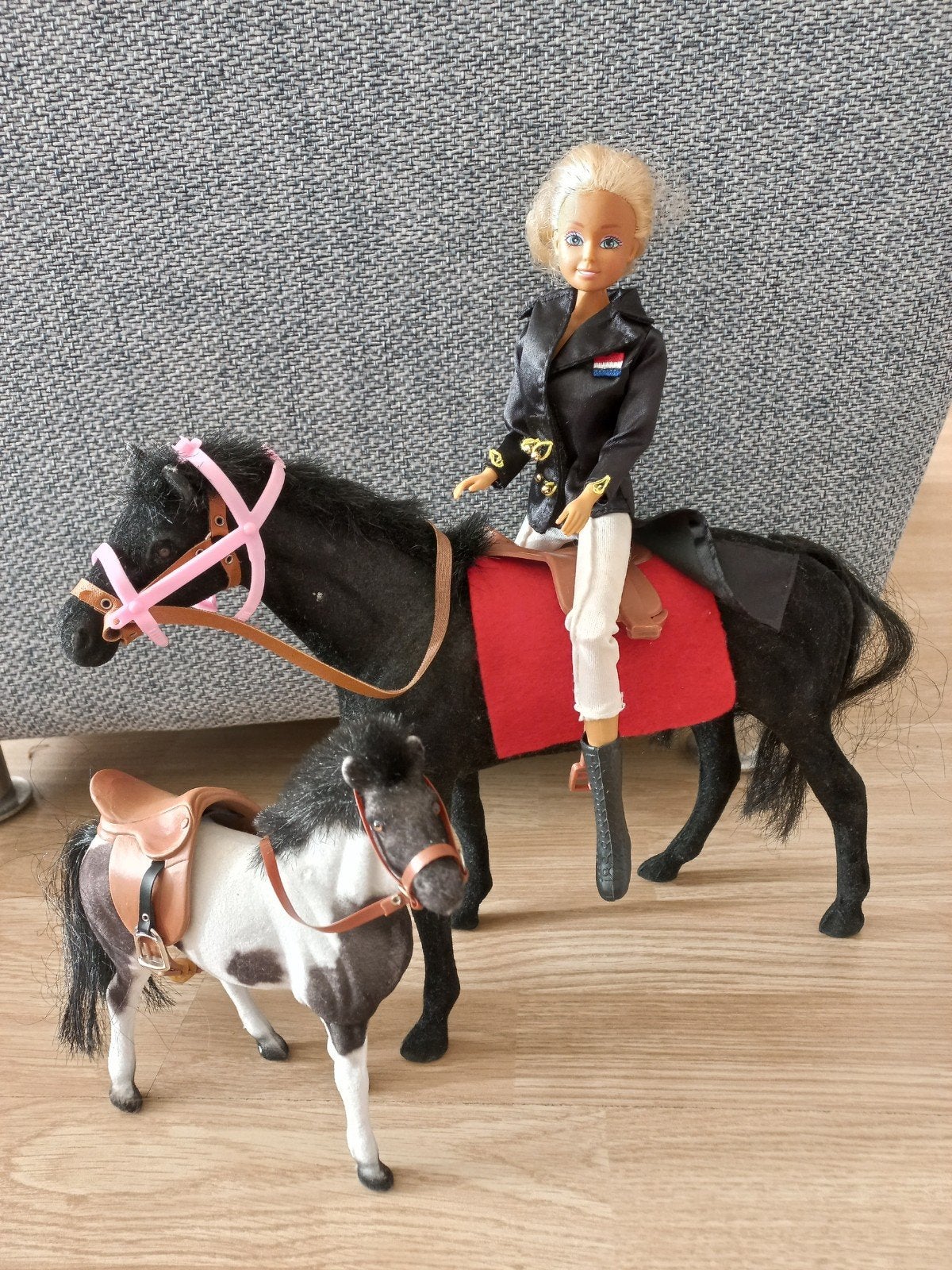 Paardrij Barbiepop met 2 paarden en accessoires, Ophalen of Verzenden, Zo goed als nieuw, Barbie