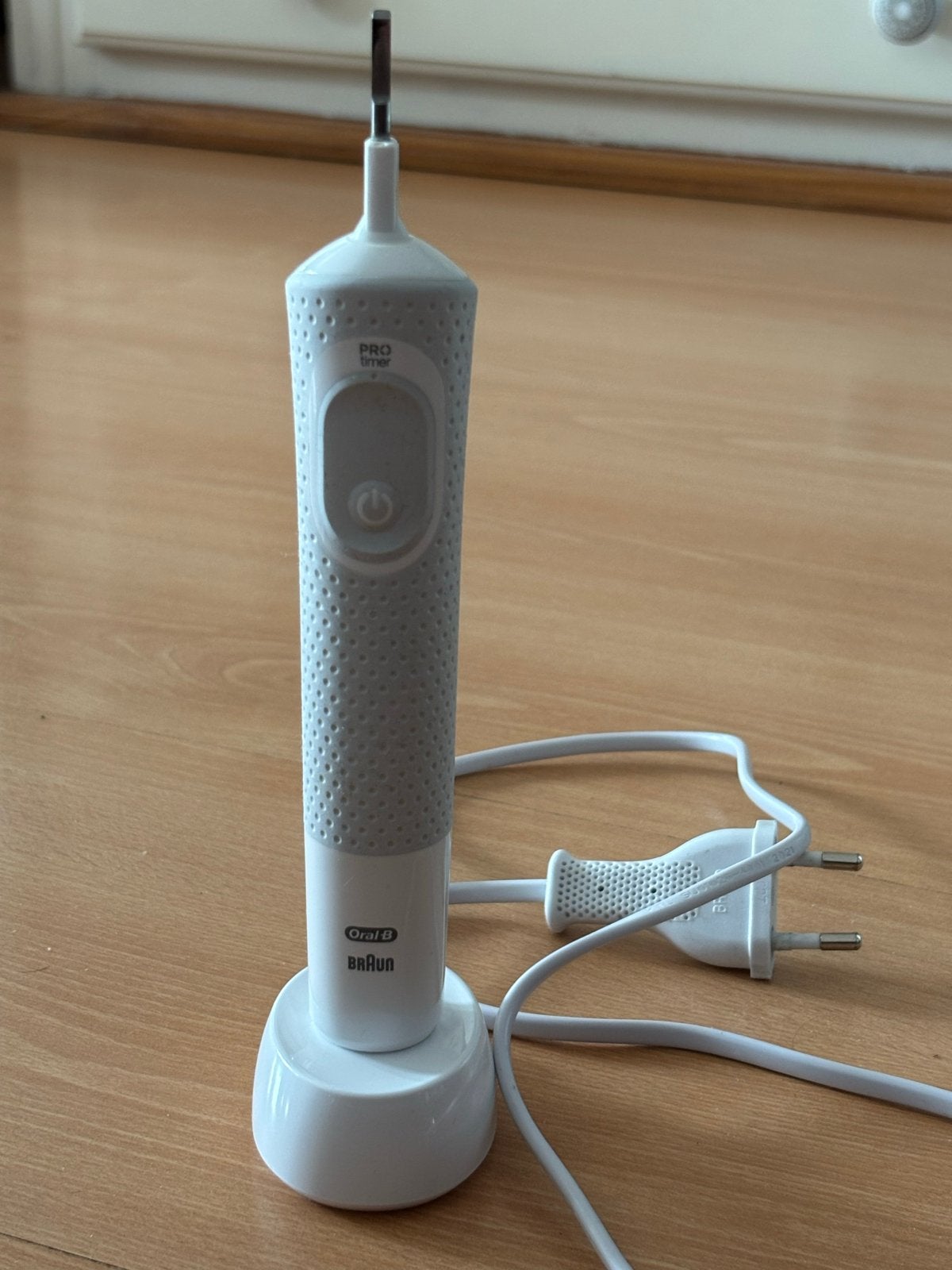 Oral-B PRO 1 elektrische tandenborstel met opzetborstels, Ophalen of Verzenden, Zo goed als nieuw, Mondverzorging