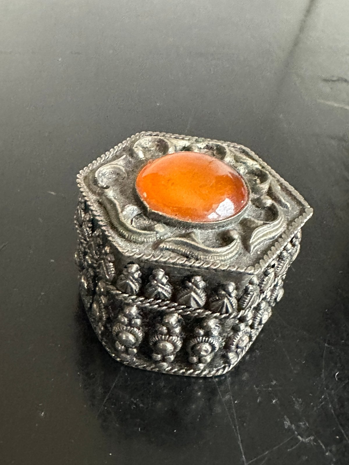 Tibetaans laag zilver gehalte Pillendoosje 4.5/3.5cm H, Verzamelen, Ophalen of Verzenden, Gebruikt