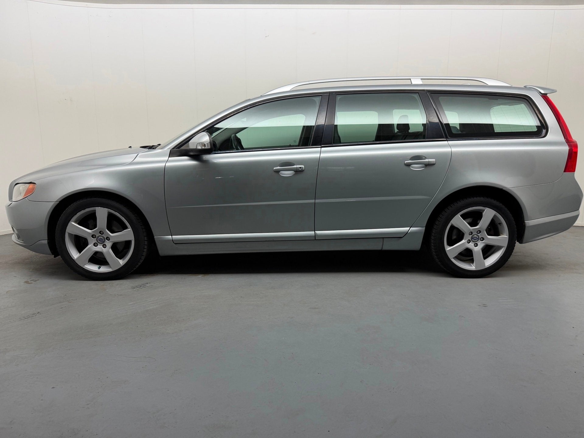 Volvo V70 2.0T R-Edition # Leder # Xenon # Trekhaak # Clima, 4 cilinders, 1558 kg, 93 €/maand, 203 pk