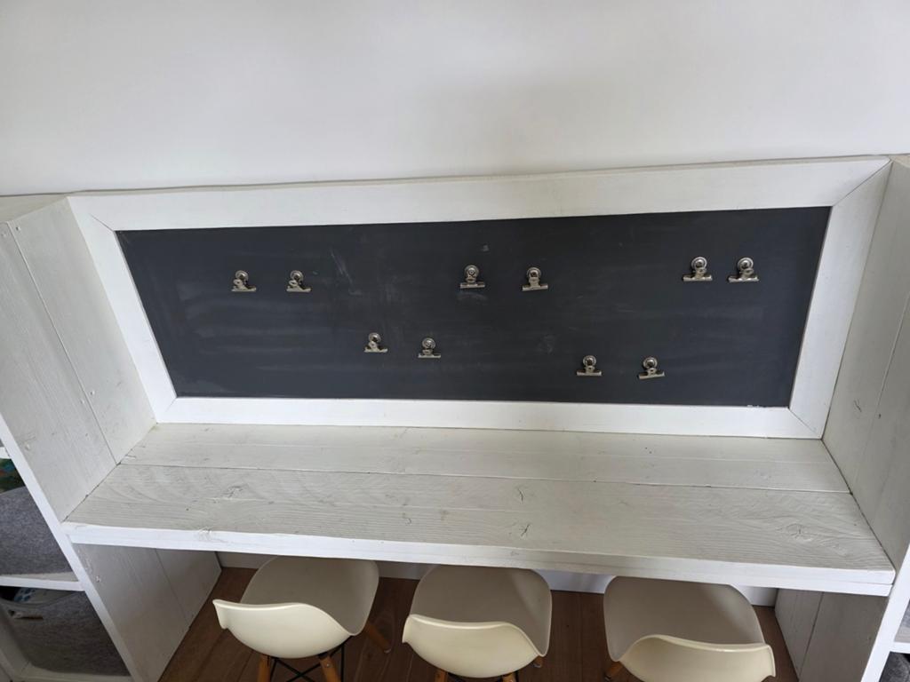 Kindermeubel met opbergvakken en magnetisch krijtbord, Ophalen of Verzenden
