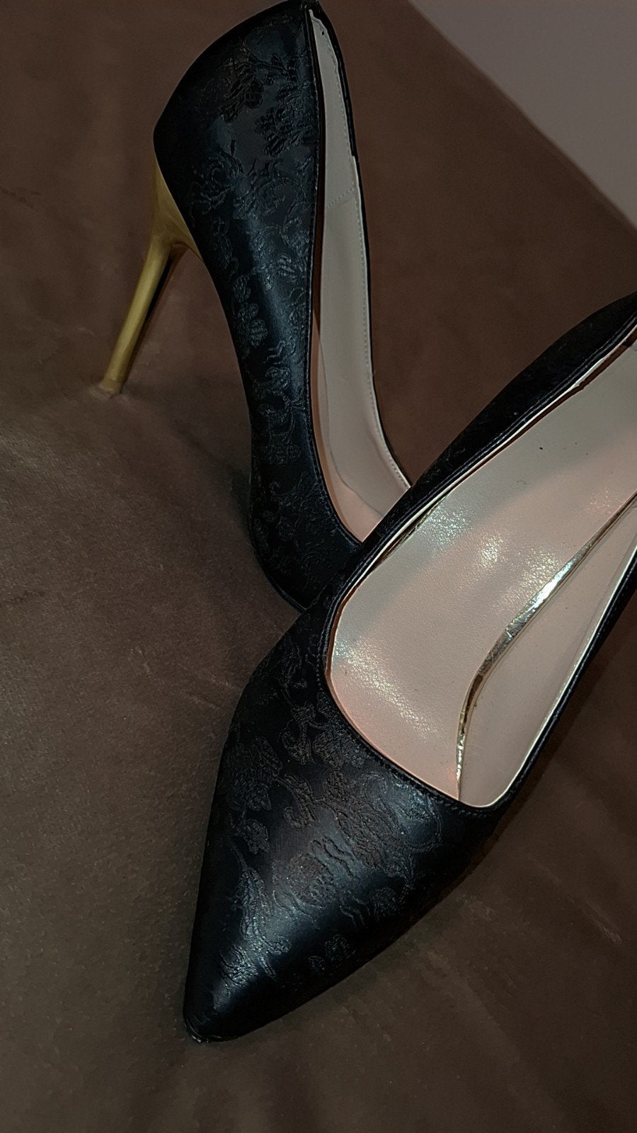Elegante zwarte pumps met gouden hak, Ophalen, Pumps, Zwart, Gedragen
