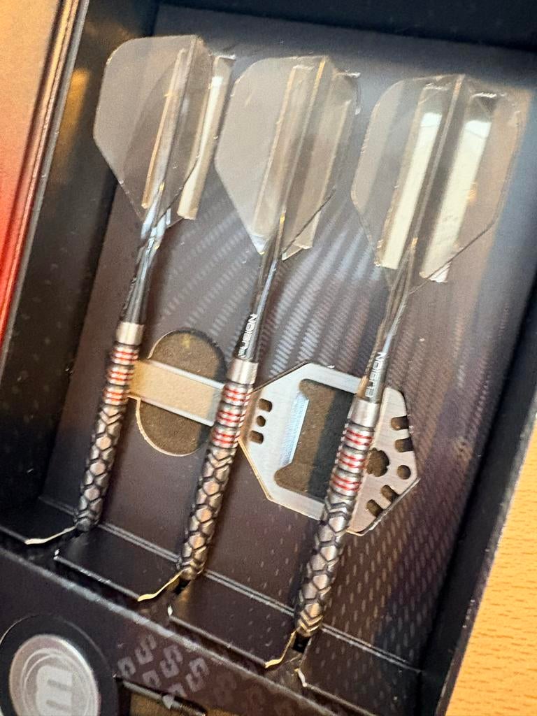 Winmau Fornax, 90%, met Fusion Integrated Flight System, Sport en Fitness, Darts, Ophalen of Verzenden, Zo goed als nieuw, Pijlen