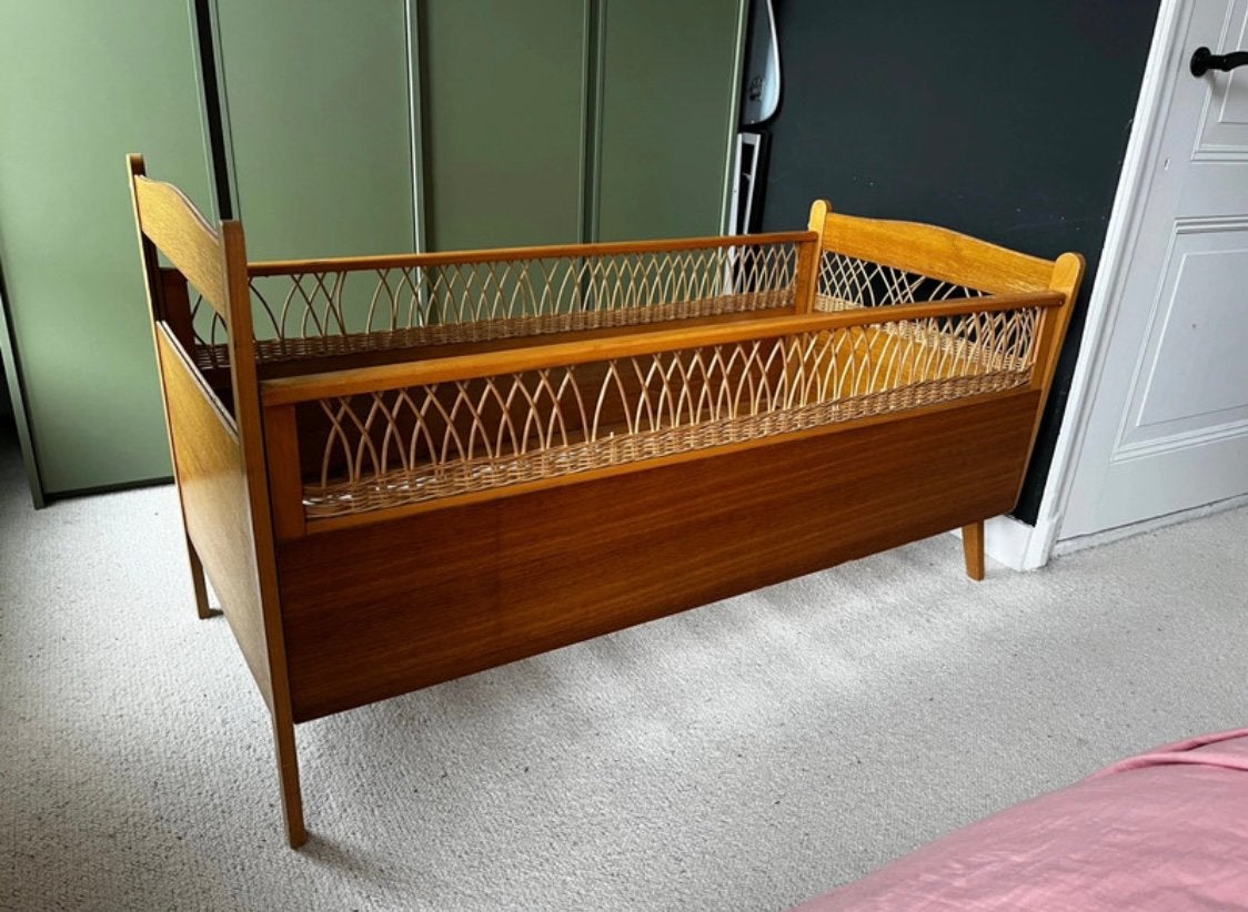 Vintage houten ledikant met rotan details, Kinderen en Baby's, Ophalen, Gebruikt, Ledikant
