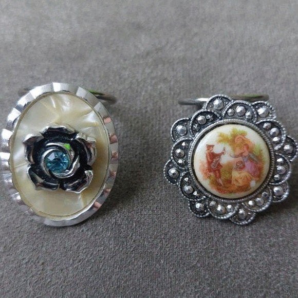 Set van 2 Vintage Ringen met Camee en Bloemdesign, Sieraden, Tassen en Uiterlijk, Antieke sieraden, Ring, Overige materialen, Met edelsteen