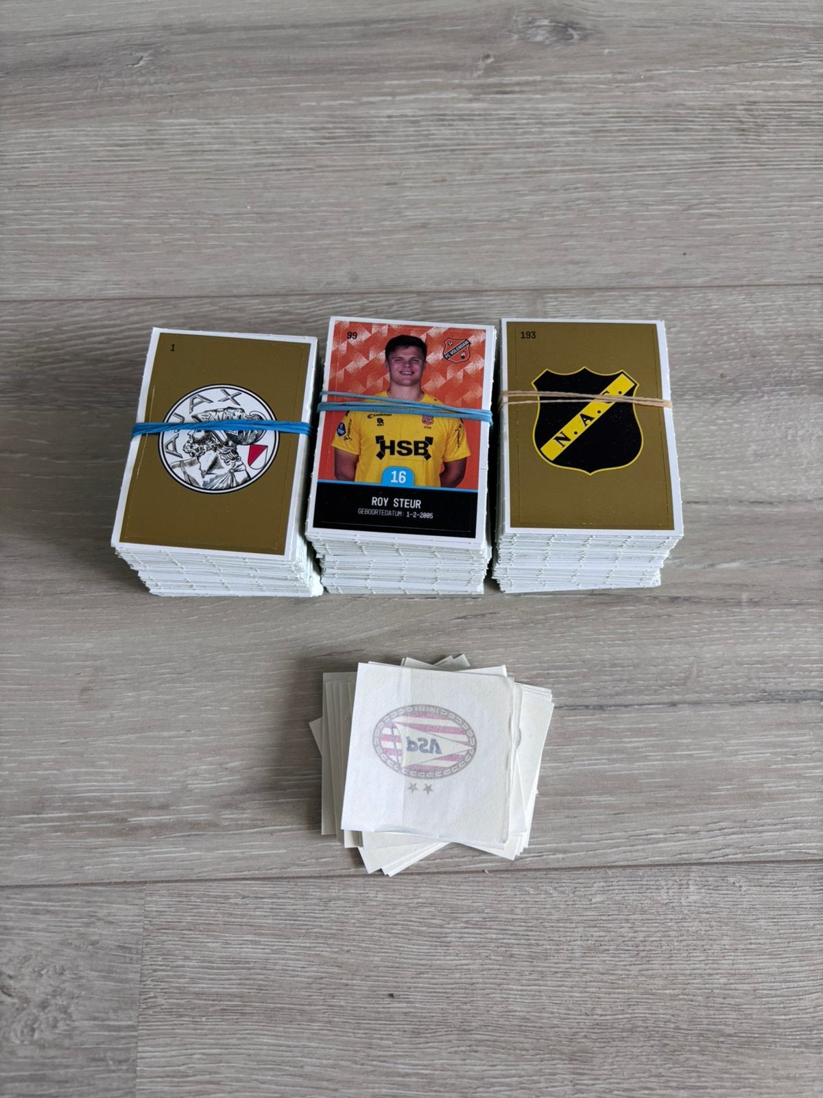 Plus voetbalplaatsje en tattoo’s, Verzamelen, Supermarktacties, Ophalen of Verzenden