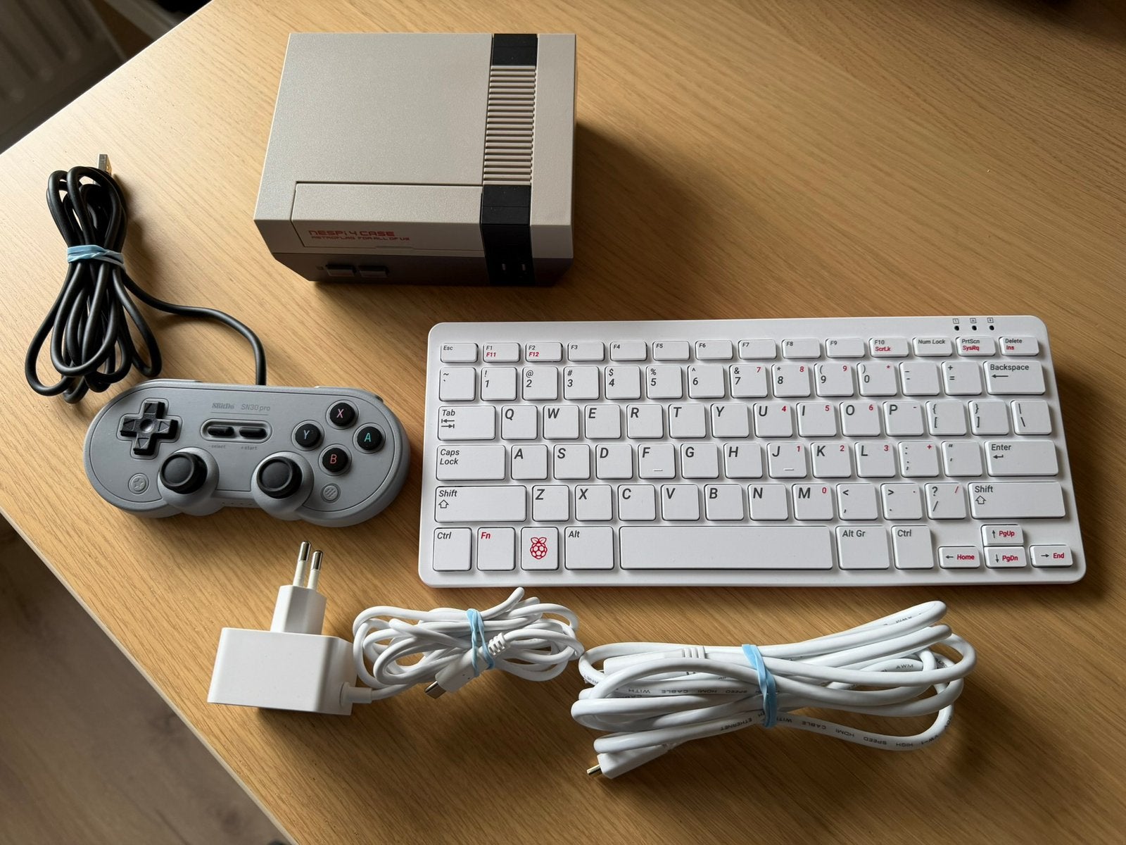 Raspberry Pi 4B 4GB met NESPI 4 case, keyboard en gamepad, Spelcomputers en Games, Spelcomputers | Overige, Ophalen of Verzenden
