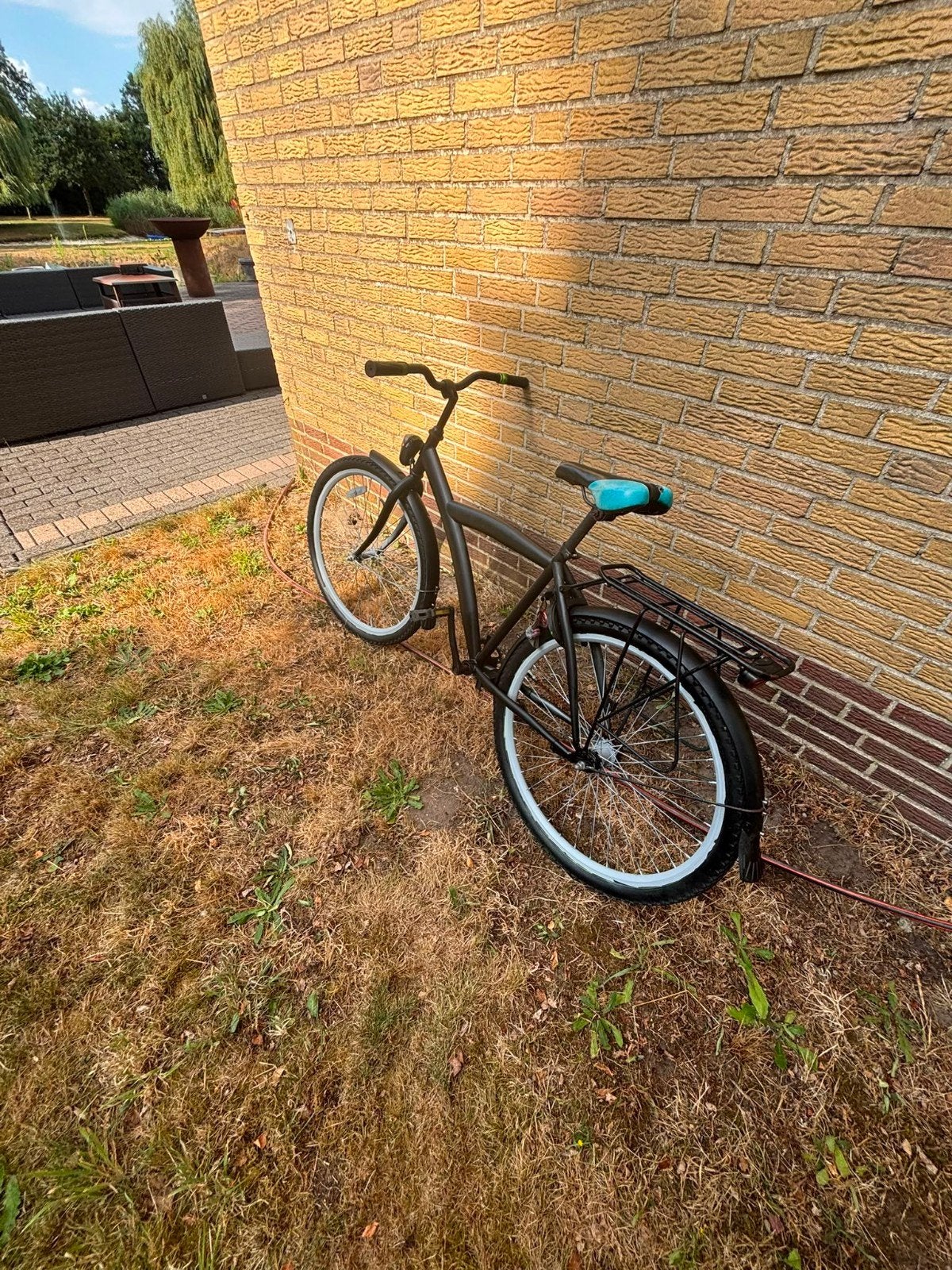 Stoere zwarte fiets met bagagedrager 9-12 jaar, Fietsen en Brommers, Fietsen | Dames | Damesfietsen, Ophalen, Gebruikt, Terugtraprem
