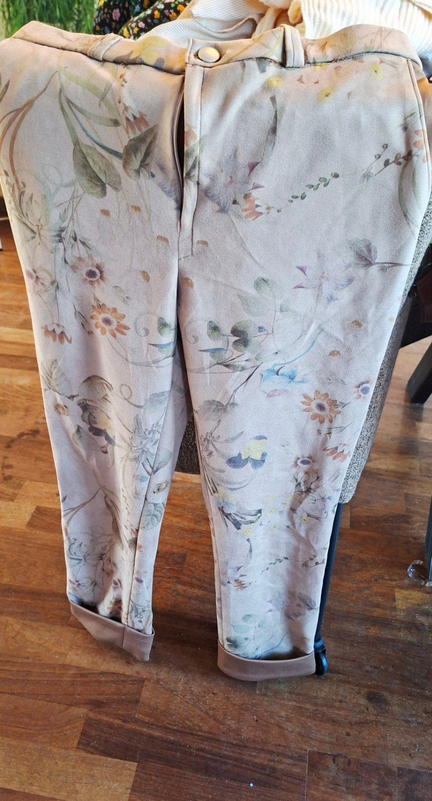 Prachtige suède broek met herfstprint - Maat L, Kleding | Dames, Ophalen of Verzenden