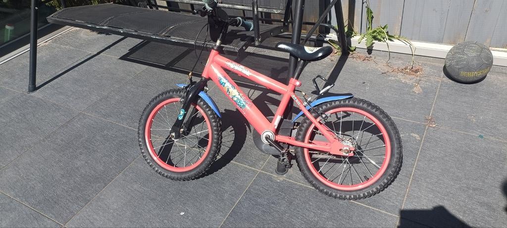 Leuke Spiderman kinderfiets met zijwieltjes - Zo goed als ni, Terugtraprem, Zijwieltjes, Ophalen of Verzenden, Minder dan 16 inch