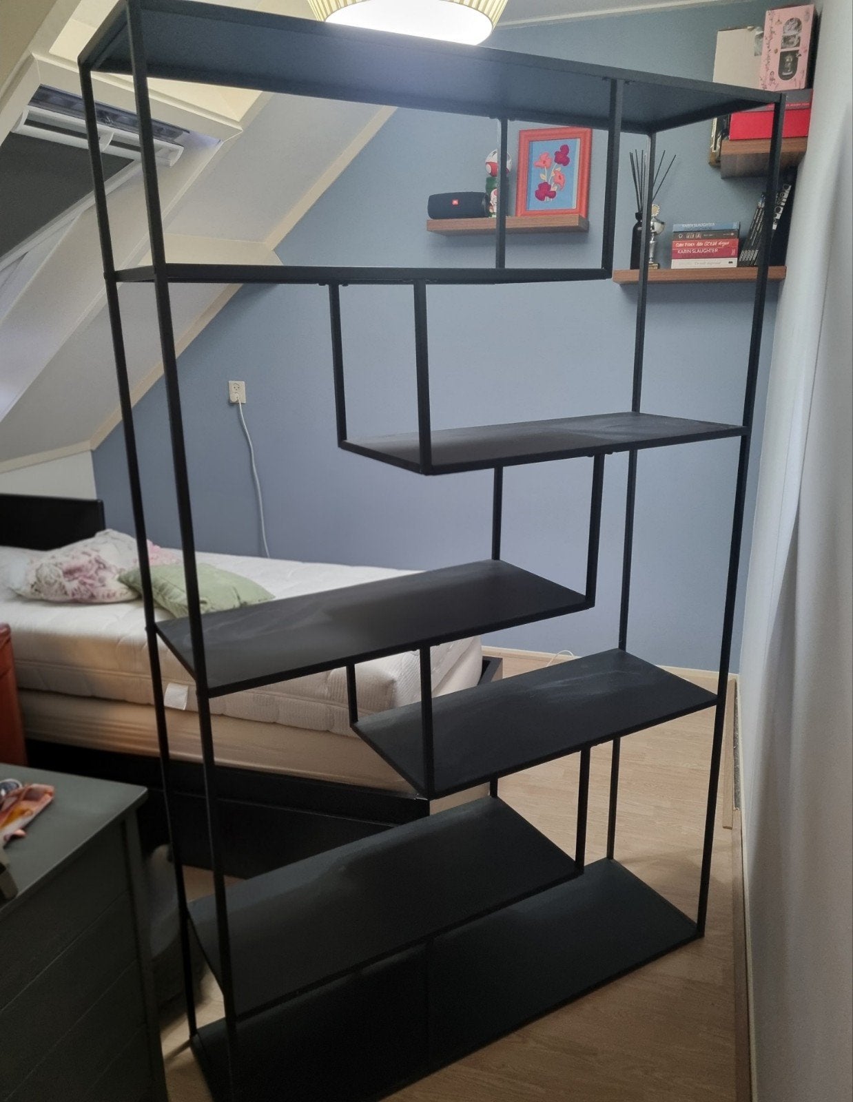 Modern zwart metalen wandrek, Ophalen, Met plank(en), Gebruikt, 100 tot 150 cm