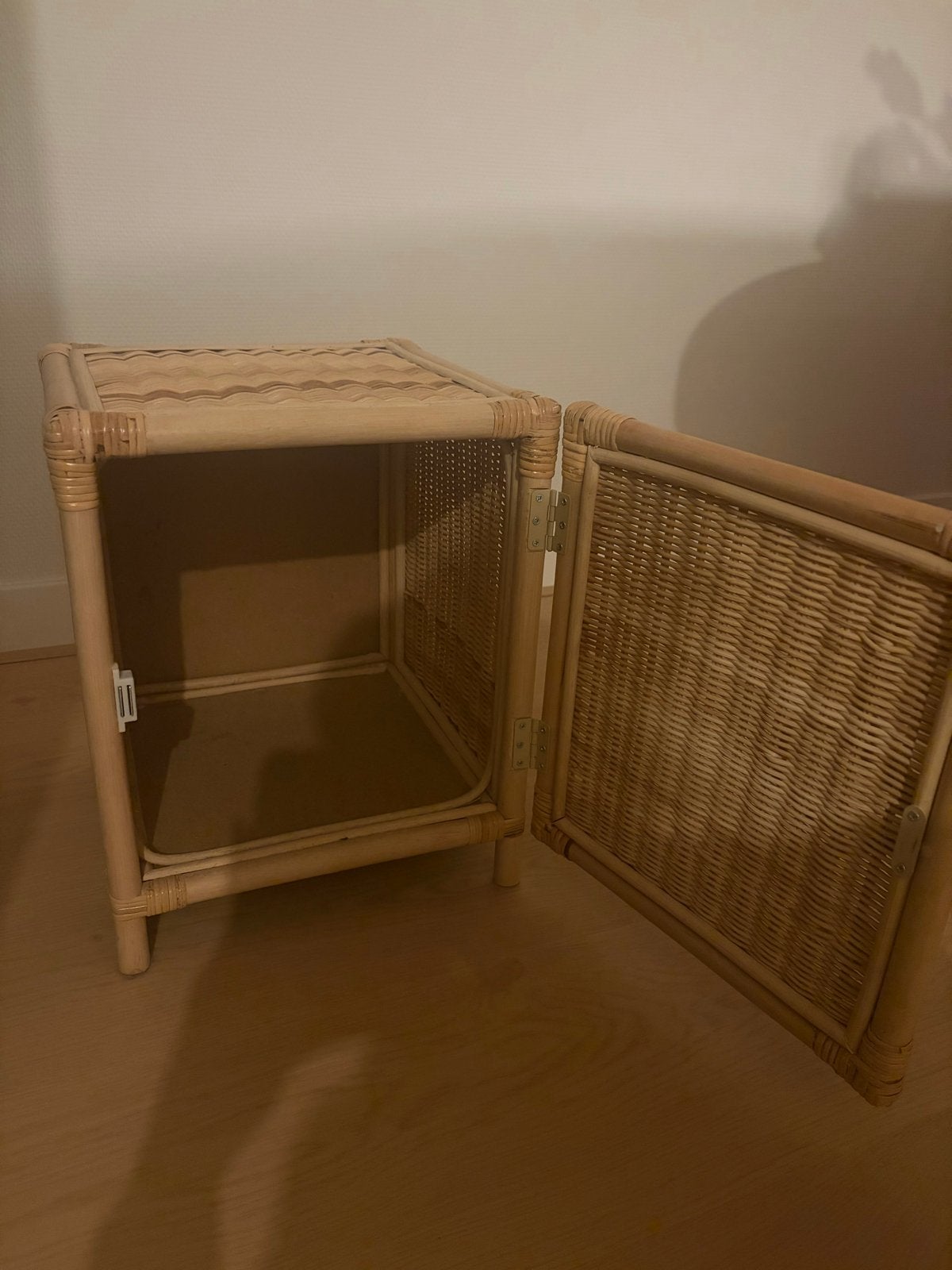 Rotan nachtkastje / bijzettafel met deur, Overige materialen, Gebruikt, 45 tot 65 cm, 55 tot 70 cm
