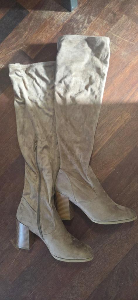 JustFab hoge laarzen, maat 41, taupe stretch suede nieuw, Hoge laarzen, Overige kleuren, Ophalen of Verzenden, JustFab