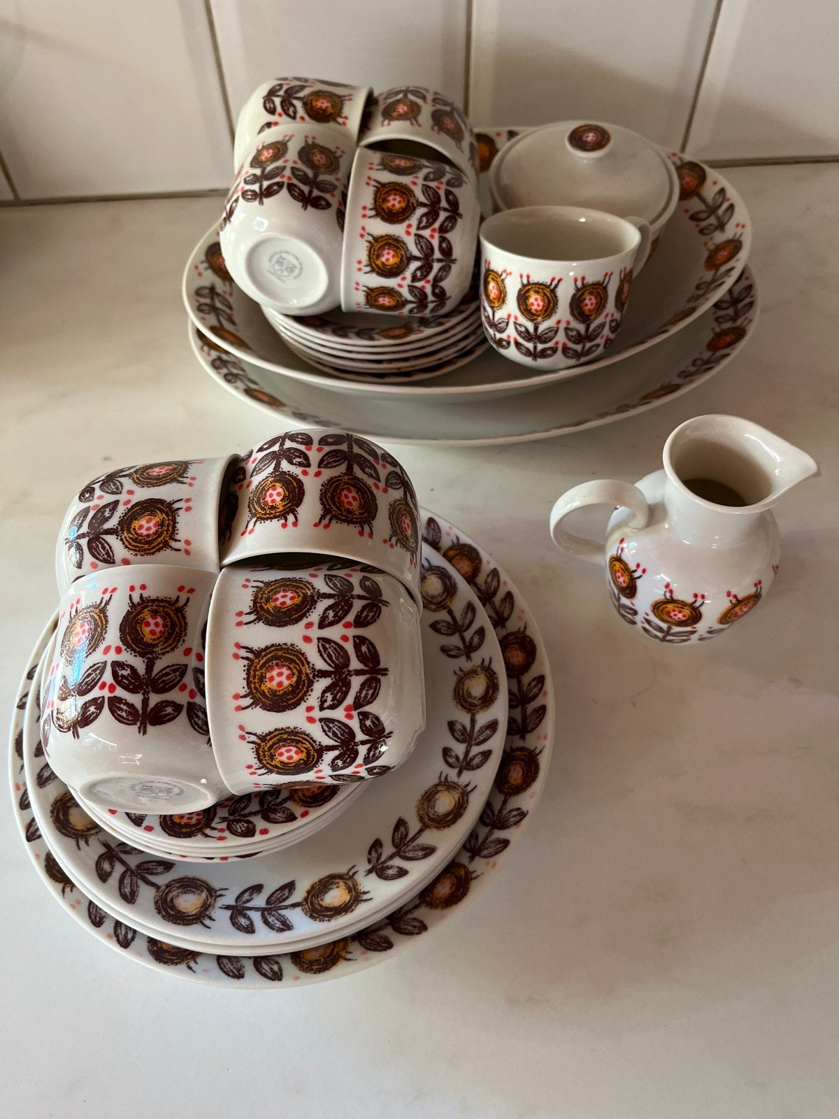 Vintage servies set met bloemmotief - Kopjes, schotels, bord, Keramiek, Vintage, Ophalen of Verzenden, Zo goed als nieuw