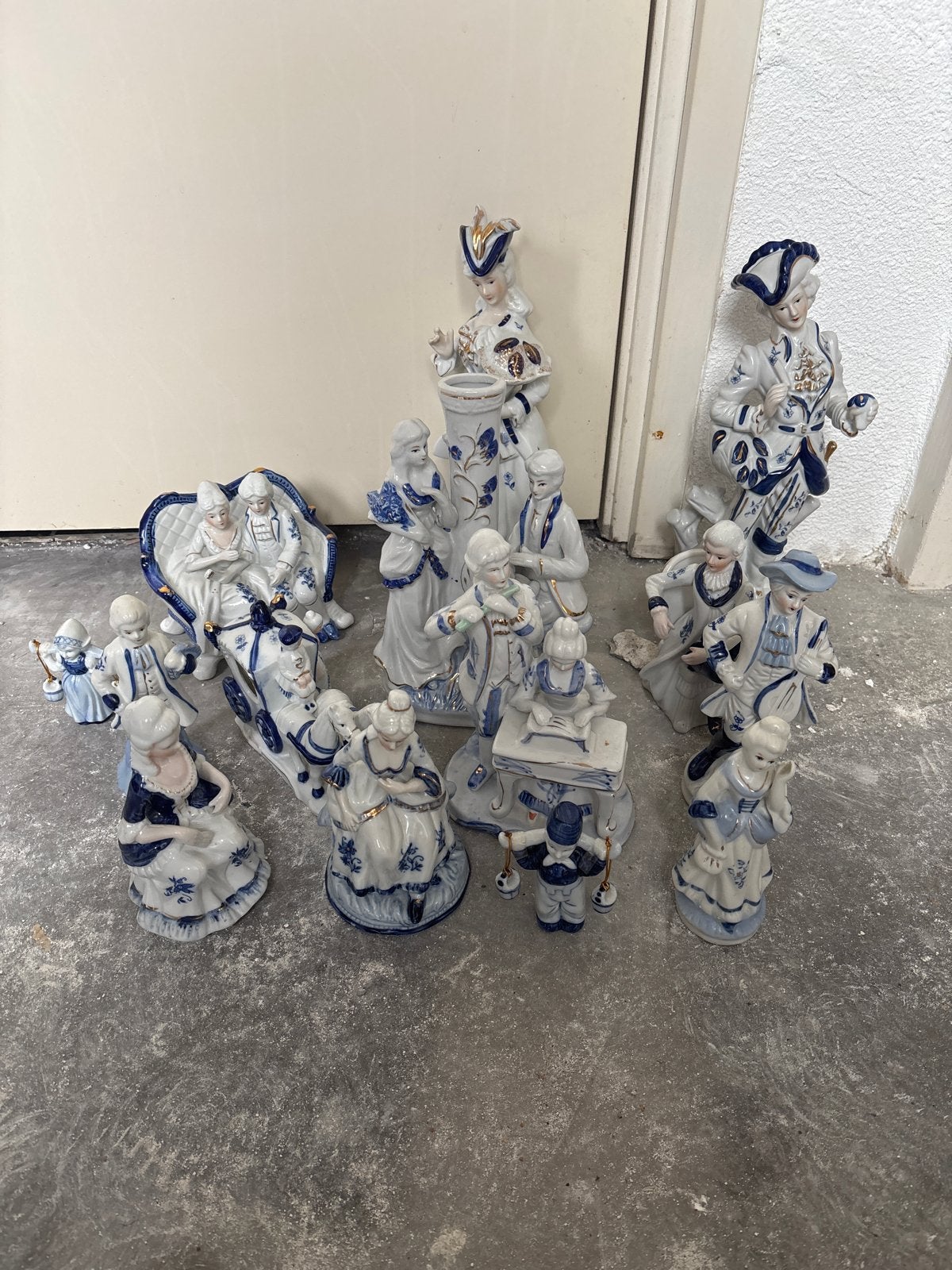 Set van 15 Merkloze Porseleinen Beeldjes - Blauw/Wit, Verzamelen, Beelden en Beeldjes, Ophalen of Verzenden, Gebruikt, Mens