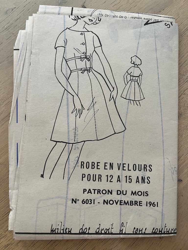 Frans Vintage Naaipatroon – Robe en Velours pour 12 à 15 Ans, Hobby en Vrije tijd, Overige merken, Overige typen, Vrouw, Ophalen of Verzenden