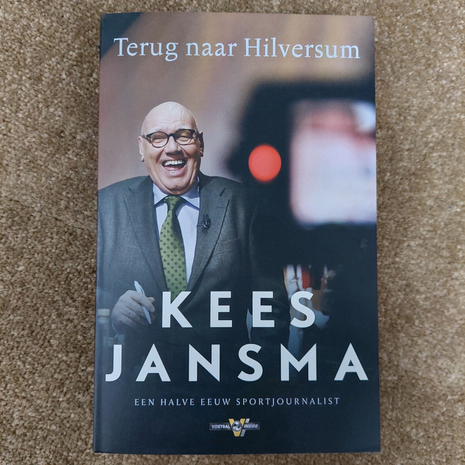 Terug naar Hilversum - Kees Jansma, gesigneerd!, Ophalen of Verzenden, Zo goed als nieuw, Kees Jansma