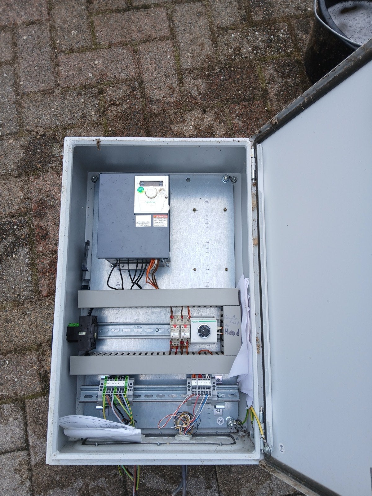 Schneider Electric 3kW Frequentieregelaar, Ophalen