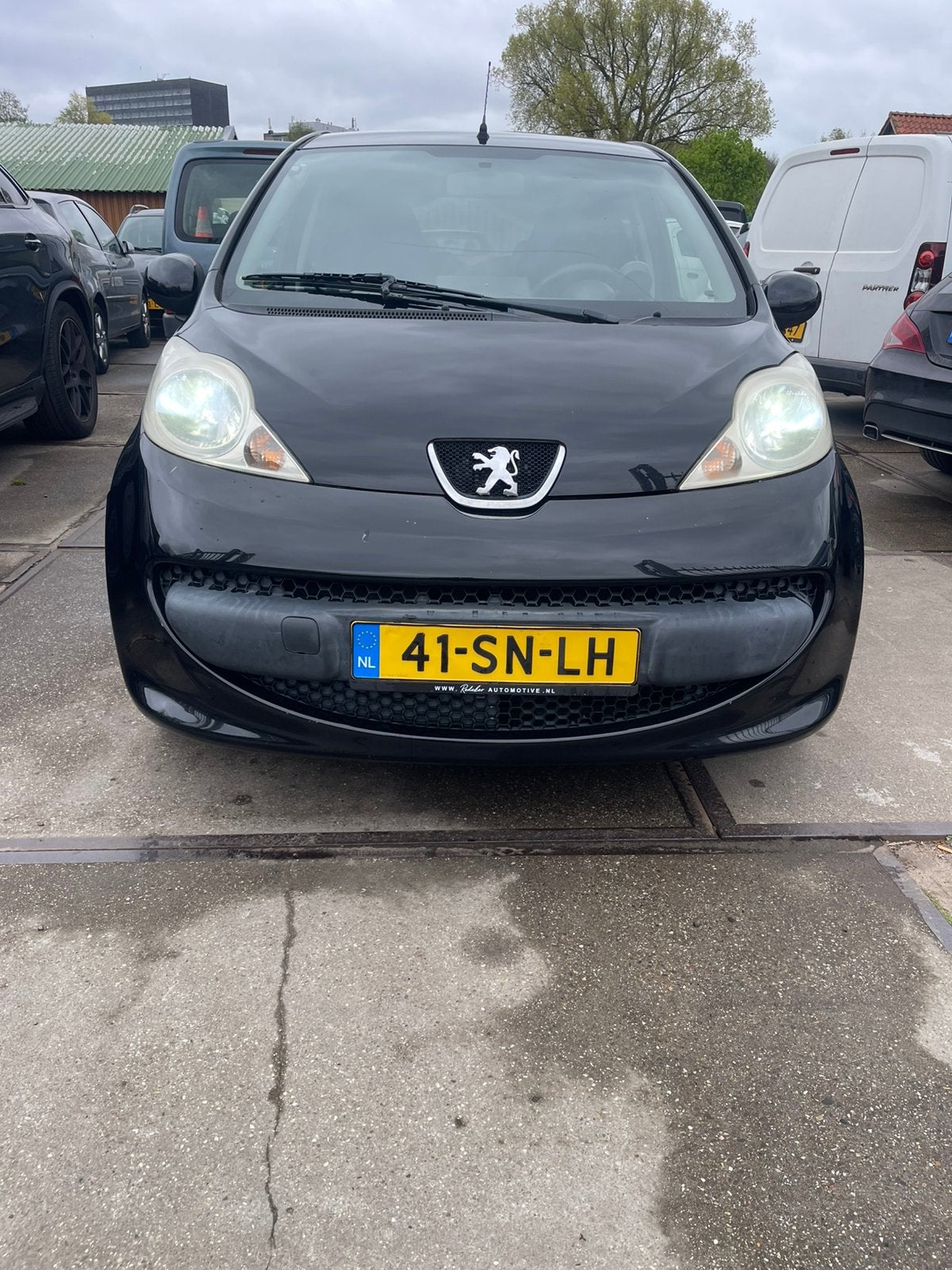 Peugeot 107 1.0 12V 5DR 2006 apk 5/2027 nieuwe koppeling, Voorwielaandrijving, Stof, Zwart, 4 stoelen