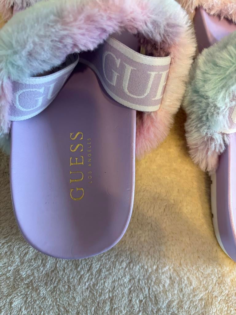 Guess Slippers met Bont en Logo - Maat 39, Ophalen of Verzenden, Zo goed als nieuw, Overige kleuren, Slippers