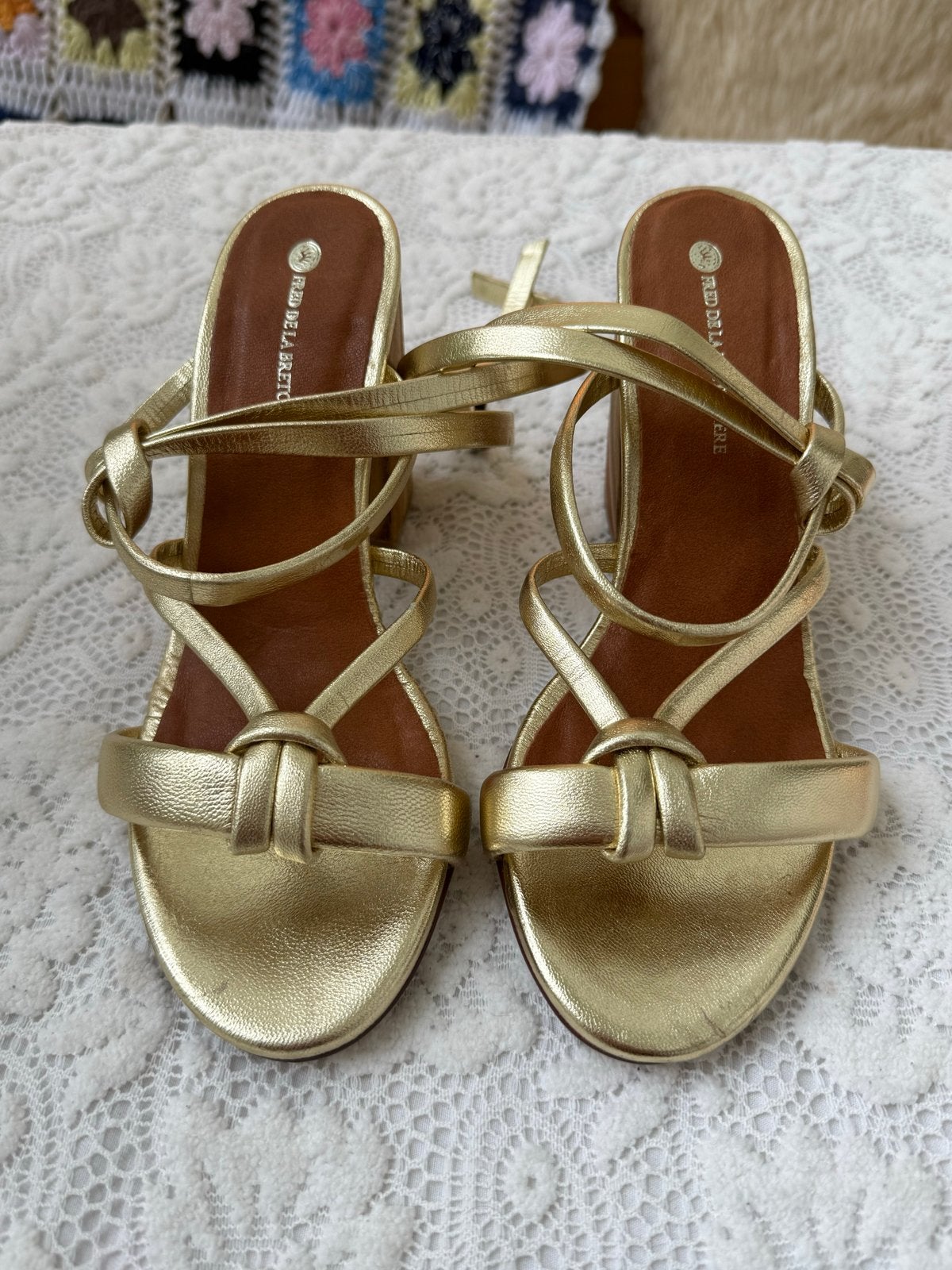 Gouden fred de la bretoniere sandalen maat 40, Kleding | Dames, Schoenen, Ophalen of Verzenden, Gedragen, Overige kleuren, Sandalen of Muiltjes