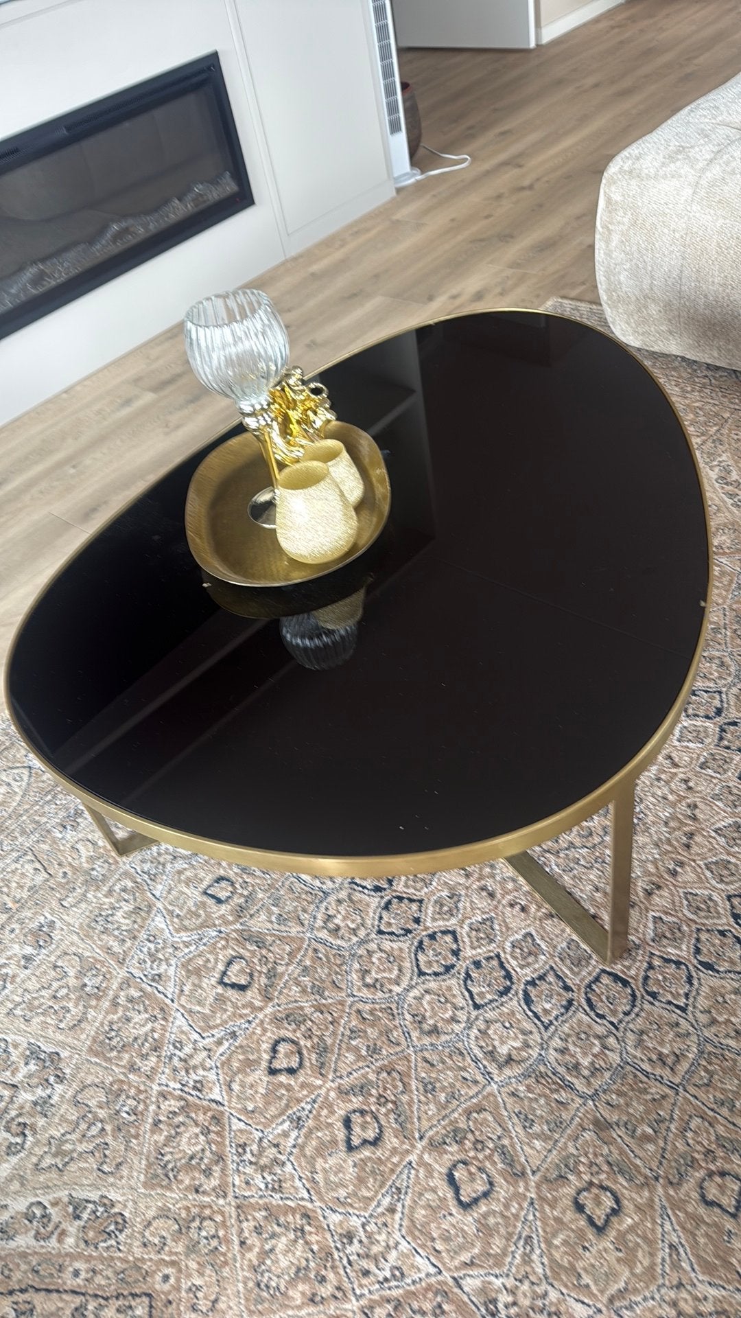 Salontafel met koperkleurig  onderstel en zwart bovenblad, Ophalen, 100 tot 150 cm, 50 tot 100 cm, Zo goed als nieuw