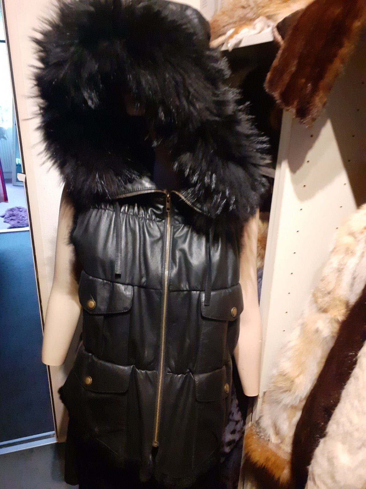 zwarte lederen bodywarmer giga gevoerde raccoon capuchon  L, Ophalen of Verzenden, Zo goed als nieuw, Maat 42/44 (L), Zwart