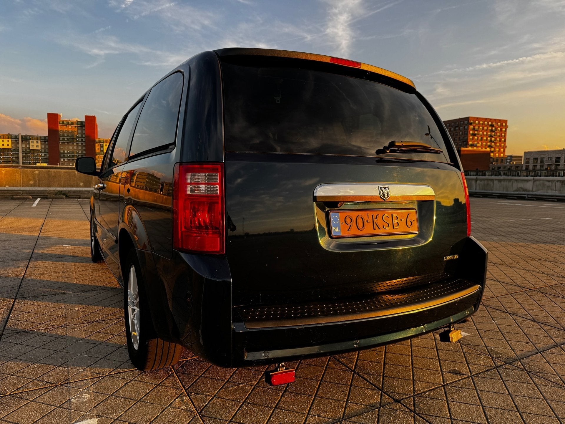 Dodge Grand Caravan 4.0 V6 LPG 7P CRUIS CLIMA NAVI SCHUIFDAK, Auto's, Dealer onderhouden, Verwarmde buitenspiegels, Leder, Bedrijf