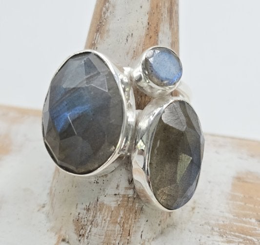 Prachtige echt zilveren ring met Labradoriet, Maat 19., 19 tot 20, Nieuw, Ophalen of Verzenden, Dame