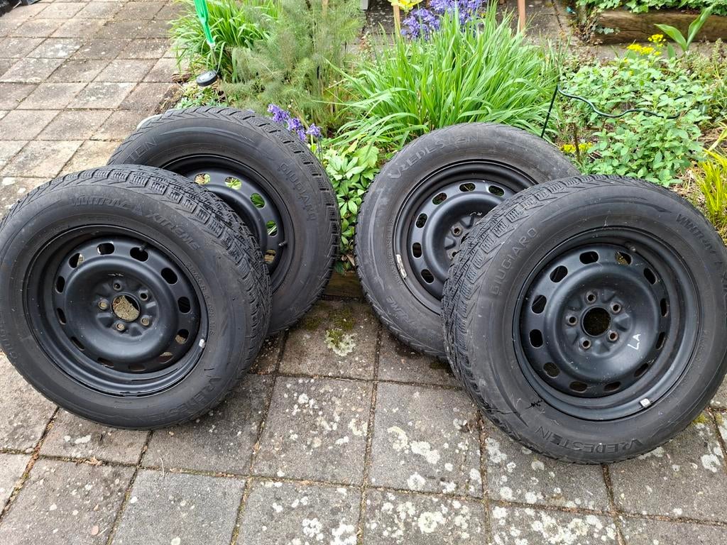 Winterbanden op stalen velg 215/65 R16, Auto-onderdelen, Banden en Velgen, Ophalen, 16 inch, Banden en Velgen, Winterbanden