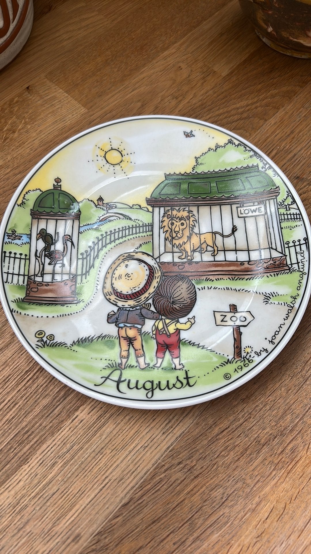 Vintage Joan Walsh Anglund wandbordje ‘August’, Antiek en Kunst, Antiek | Wandborden en Tegels, Ophalen of Verzenden