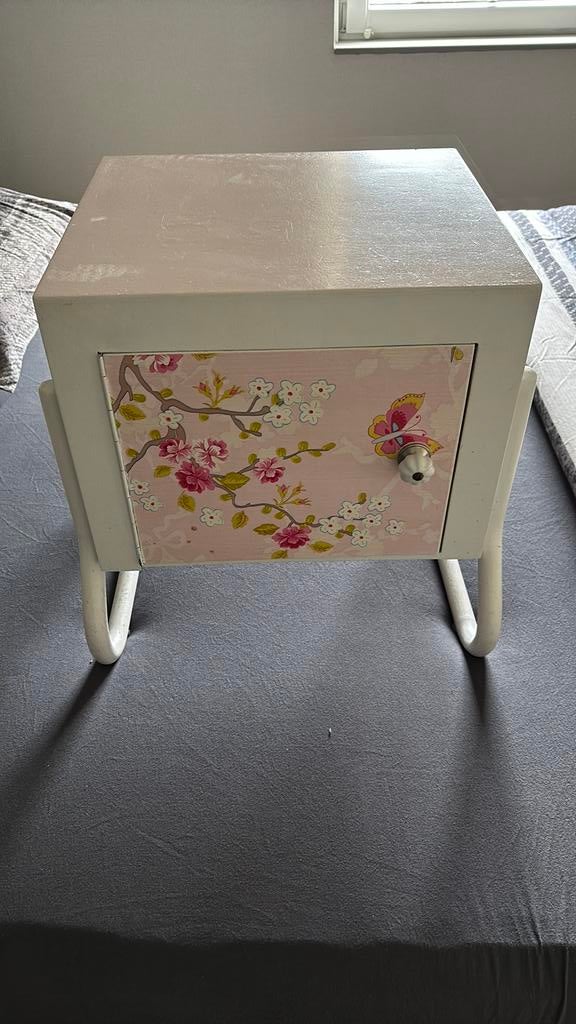 Nachtkastje voor meisjesslaapkamer, Ophalen, Gebruikt, Minder dan 45 cm