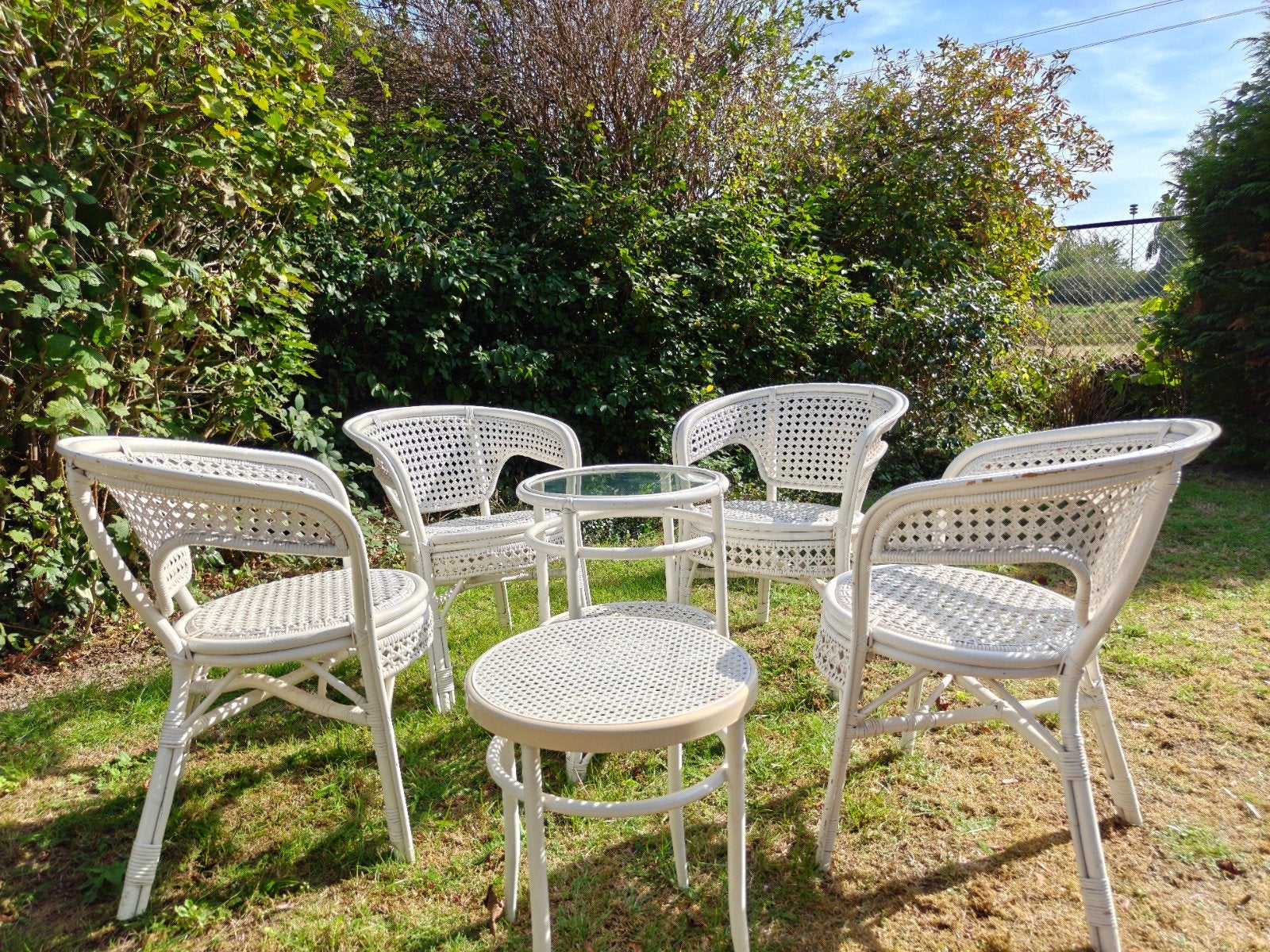 Witte Rotan Tuinset - 4 Stoelen en 2 Tafels, Ophalen, 4 zitplaatsen, Gebruikt, Bijzettafel