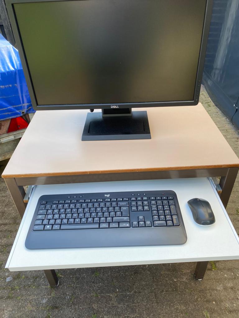 Dell all in one computer met computer tafeltje., Computers en Software, Desktop Pc's, Zo goed als nieuw, 2 tot 3 Ghz, SSD, 8 GB