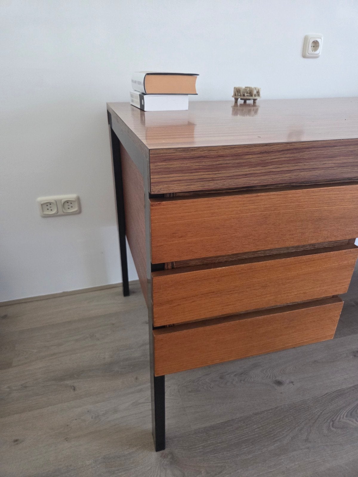Prachtig jaren 60/70 bureau, 6 diepe laden. Met bijpassende, Ophalen, 5 laden of meer, 150 tot 200 cm, Minder dan 100 cm