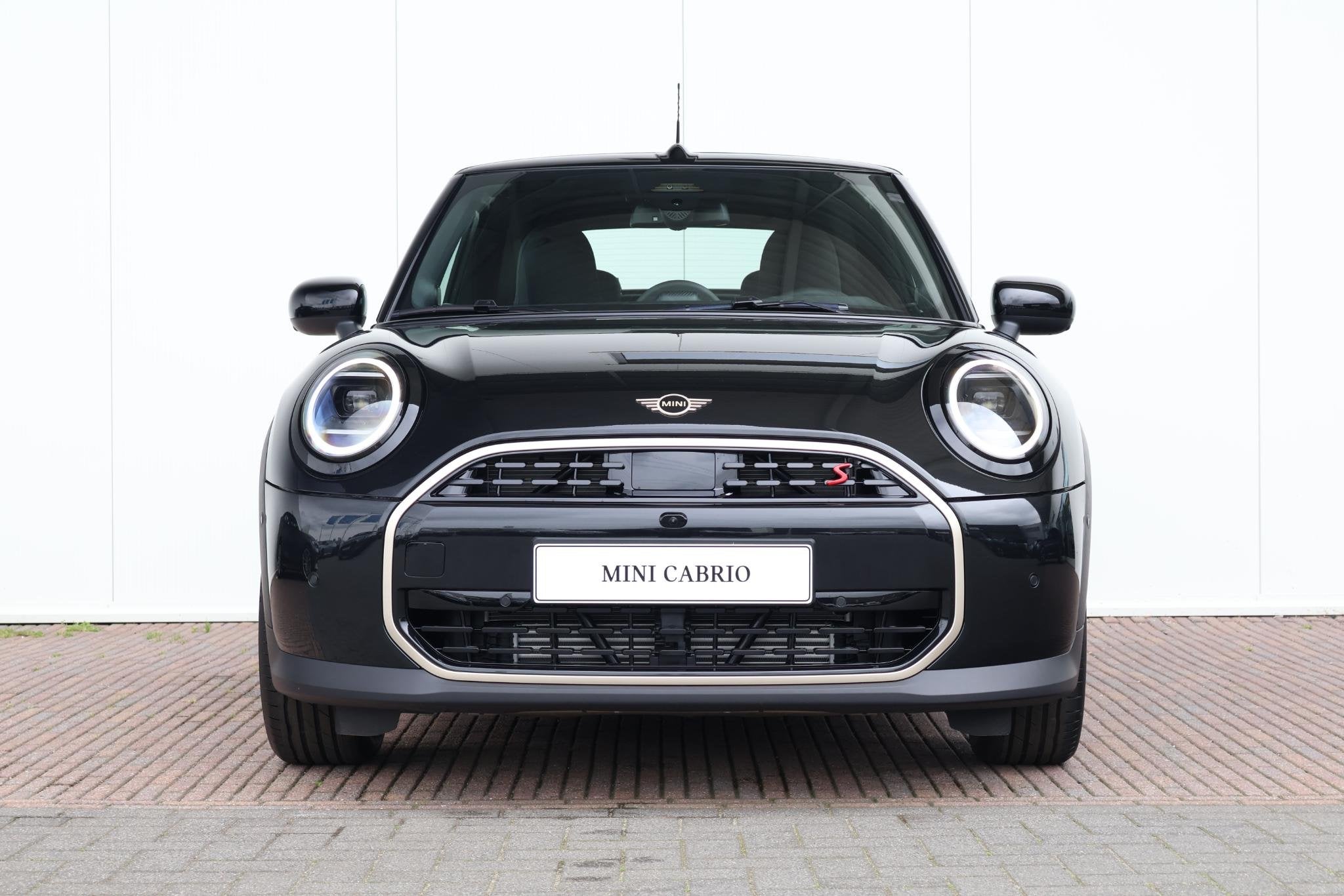 MINI Cabrio 2.0 Cooper S Favoured XL | Cruise Control | Prem, 1998 cc, 4 stoelen, Zwart, Bedrijf