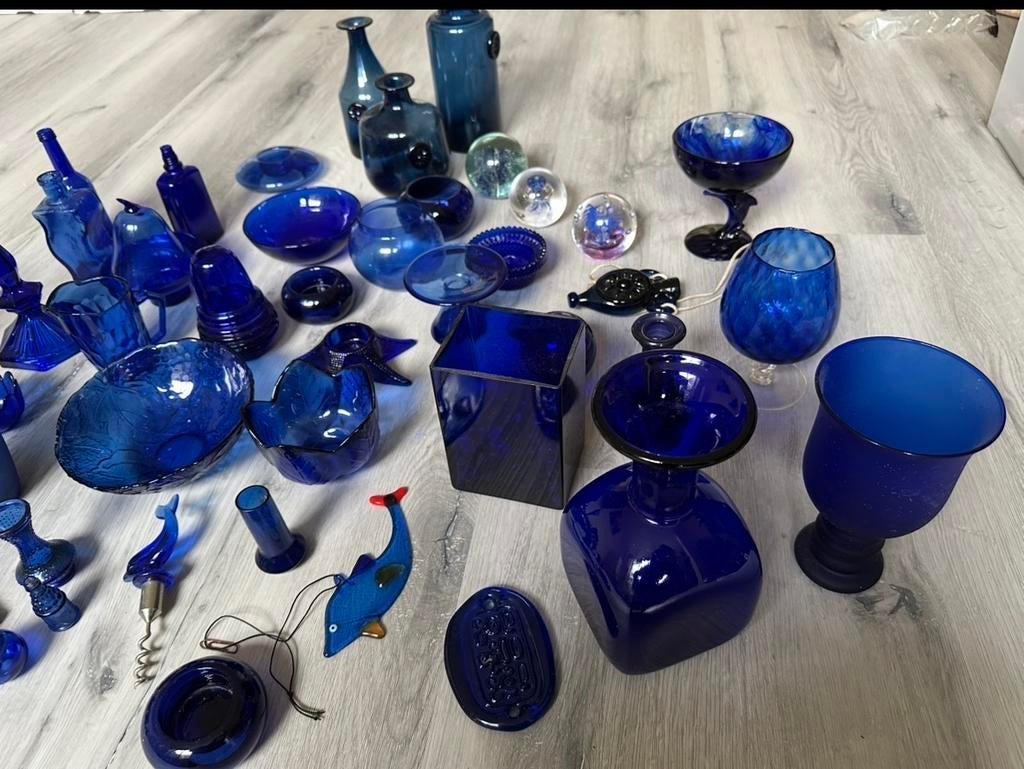 Diverse collectie blauw glaswerk, Ophalen